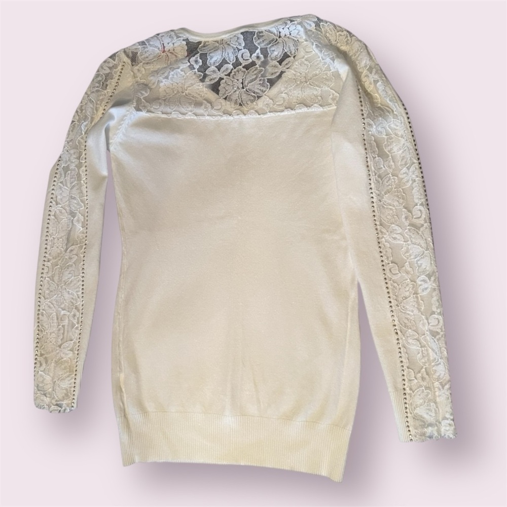 Chic Cream V-Neck Sweater with Lace Detail - Picture 2 of 3